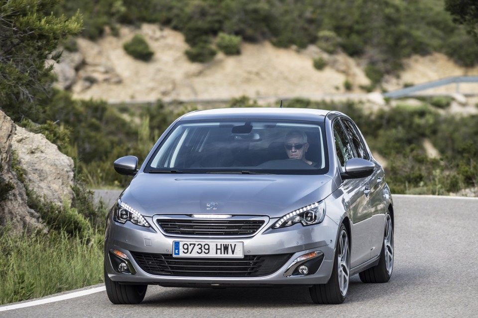 Photo Peugeot 308 II Féline Gris Artense (Espagne)