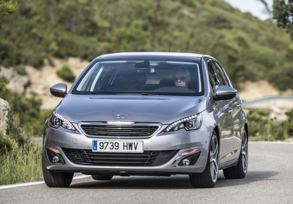 Photo Peugeot 308 II Féline Gris Artense (Espagne)