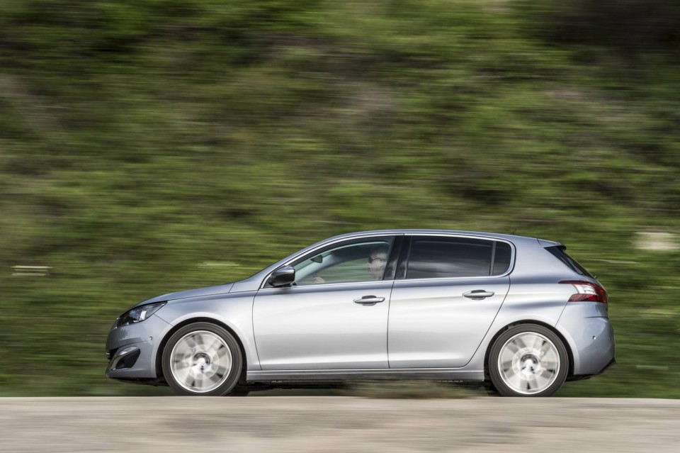 Photo Peugeot 308 II Féline Gris Artense (Espagne)