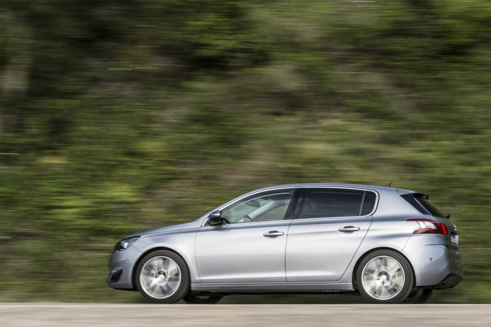 Photo Peugeot 308 II Féline Gris Artense (Espagne)