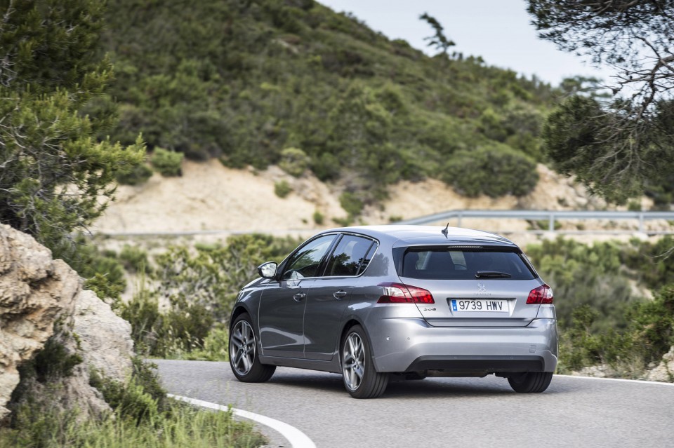 Photo Peugeot 308 II Féline Gris Artense (Espagne)