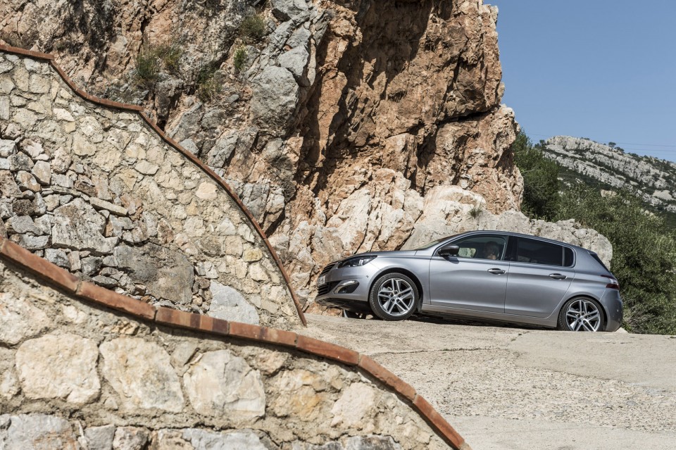 Photo Peugeot 308 II Féline Gris Artense (Espagne)