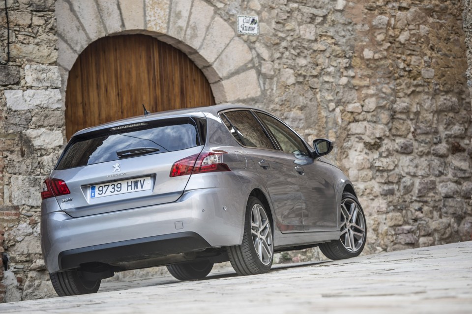 Photo Peugeot 308 II Féline Gris Artense (Espagne)