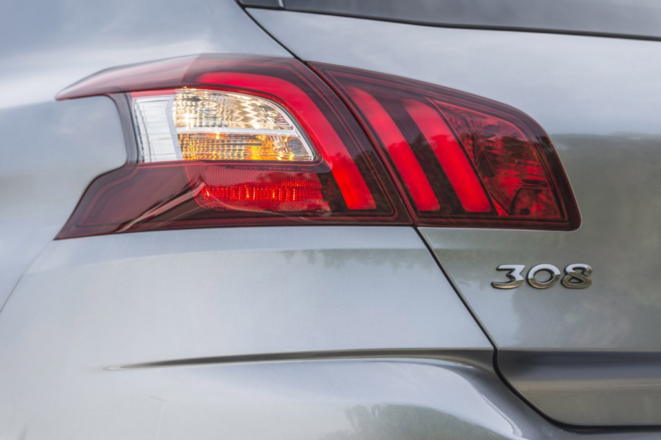 Photo feu arrière griffe LED Peugeot 308 II Féline (Espagne)