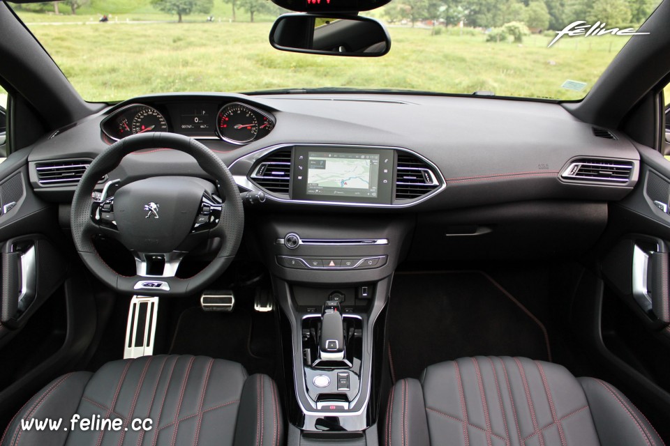 Photo tableau de bord intérieur i-Cockpit essai Peugeot 308 II