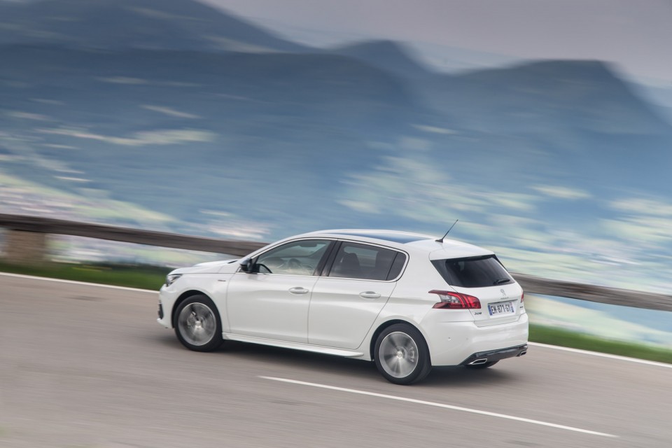 Photo 3/4 arrière Peugeot 308 II GT Line restylée - Essais pre