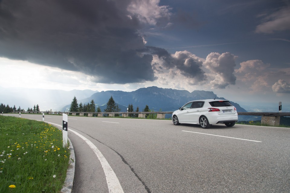 Photo 3/4 arrière Peugeot 308 II GT Line restylée - Essais pre