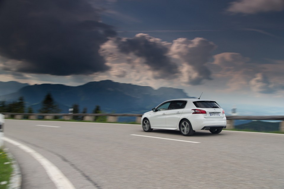 Photo 3/4 arrière Peugeot 308 II GT Line restylée - Essais pre