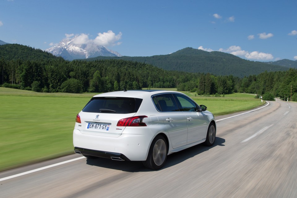 Photo 3/4 arrière Peugeot 308 II GT Line restylée - Essais pre