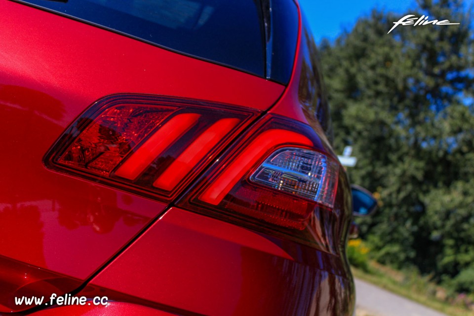 Photo feu arrière LED Peugeot 308 II Féline Rouge Rubi 1.6 THP 155 -1-005