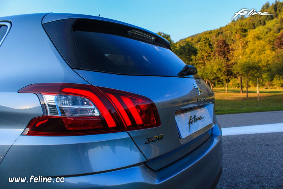 Photo hayon coffre Peugeot 308 II Féline Gris Artense 1.6 e-HDi 115 -1-017