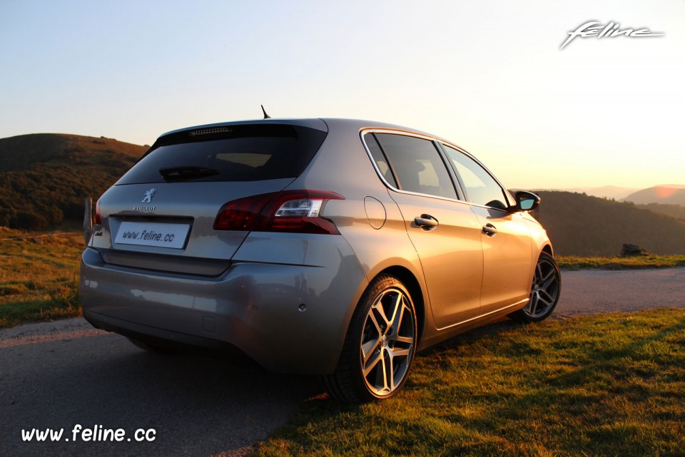 Photo 3/4 arrière Peugeot 308 II Féline Gris Artense 1.6 e-HDi 115 -1-021