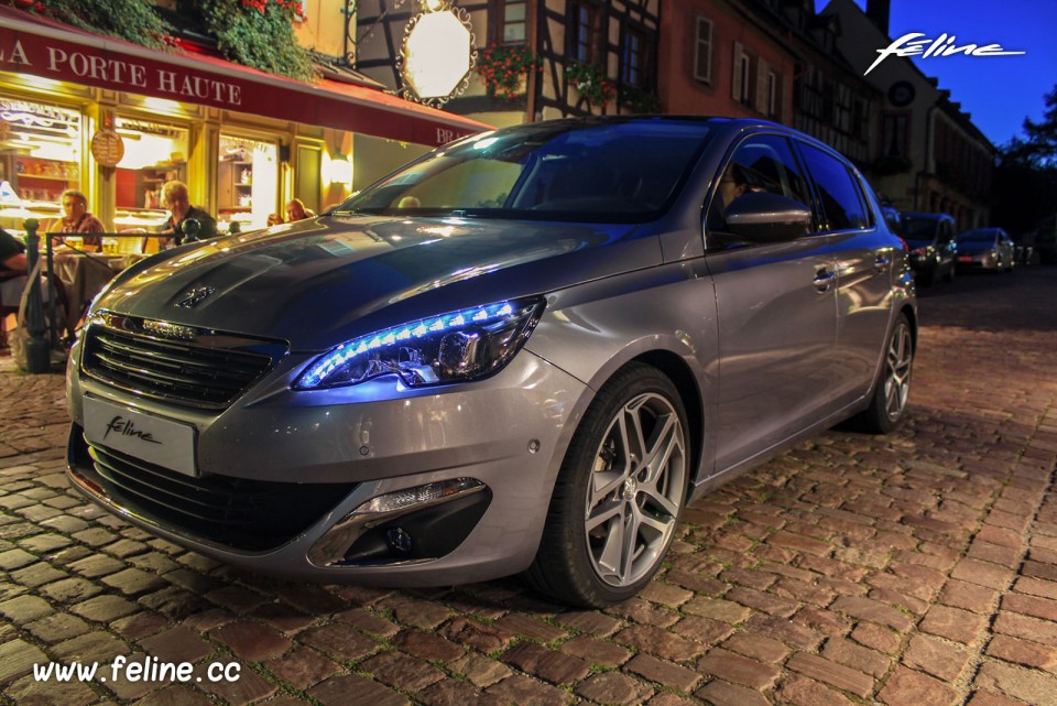 Photo de nuit Peugeot 308 II Féline Gris Artense 1.6 e-HDi 115 -1-034