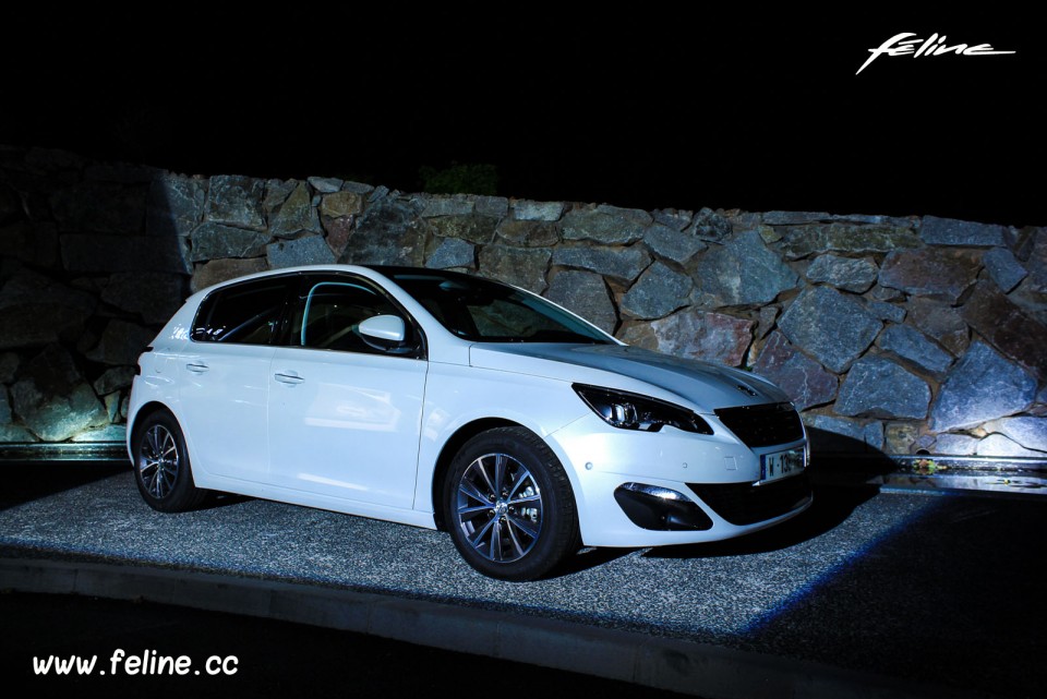 Photo de nuit Peugeot 308 II Allure Blanc Nacré -1-036