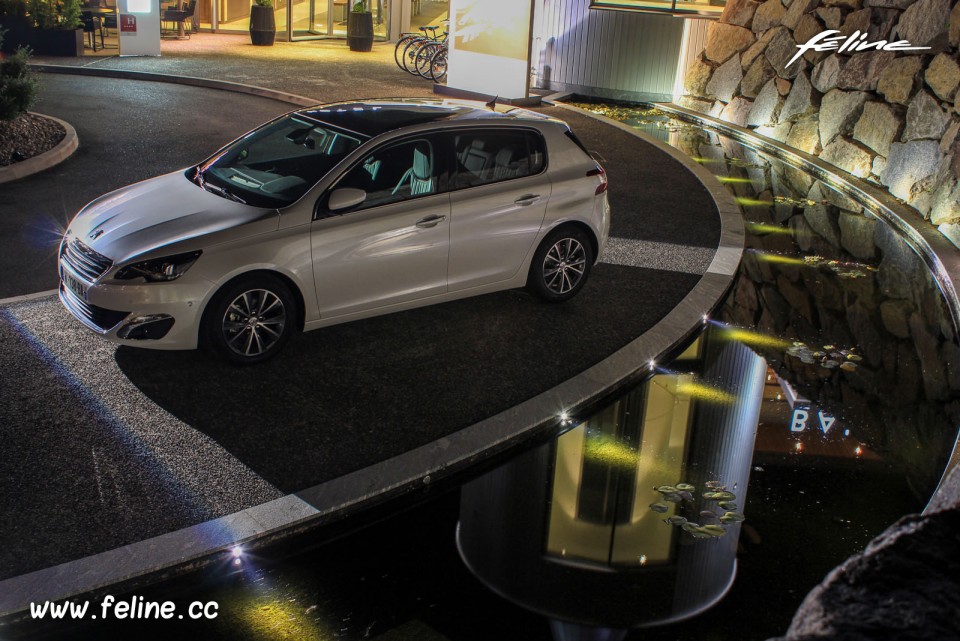 Photo de nuit Peugeot 308 II Allure Blanc Nacré -1-037