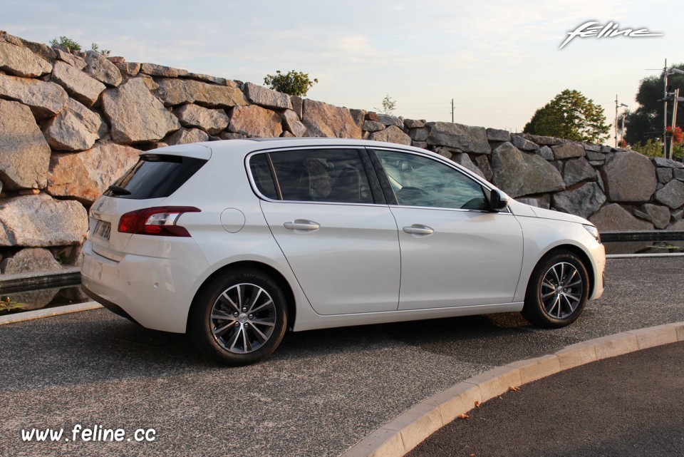 Photo 3/4 arrière Peugeot 308 II Allure Blanc Nacré -1-042