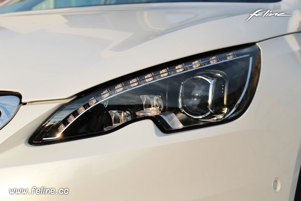 Photo projecteur avant full LED Peugeot 308 II Allure Blanc Nacré -1-047