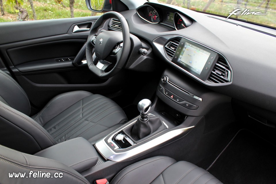 Photo intérieur i-cockpit Peugeot 308 II Féline -1-078