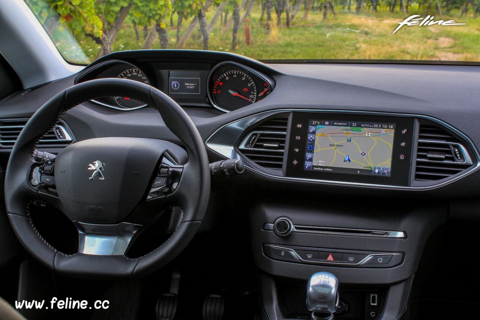 Photo intérieur icockpit Peugeot 308 II Féline -1-084