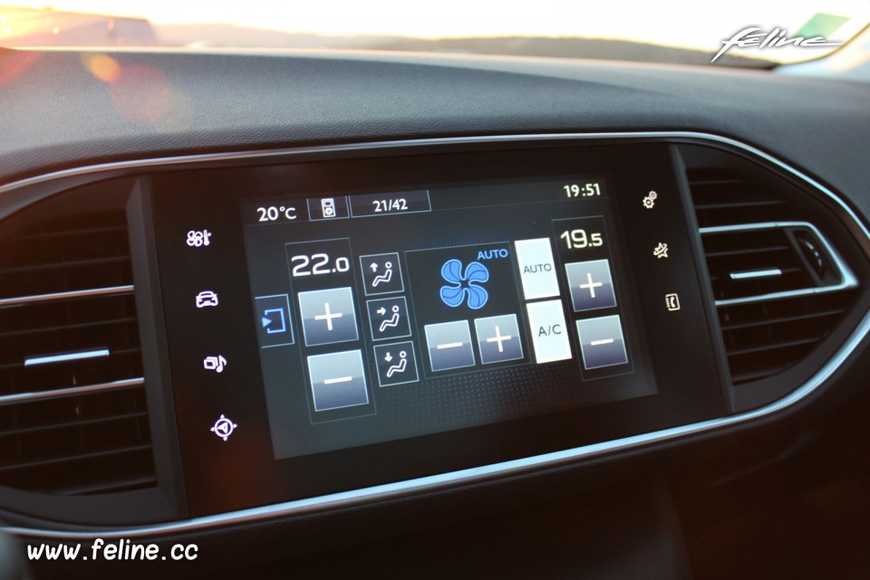 Photo commandes climatisation bi-zone écran tactile Peugeot 308 II Féline -1-087