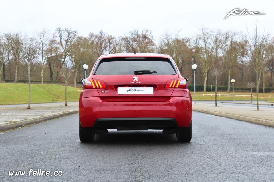 Photo vue arrière Peugeot 308 II Allure Rouge Rubi - 1.6 THP 125 ch BVM6 - 3-006