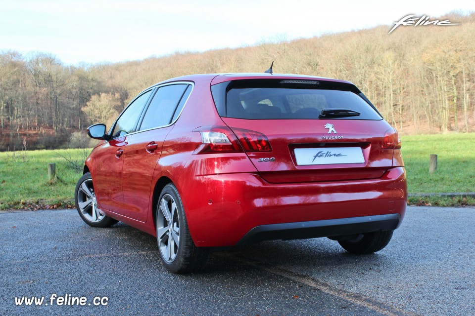 Photo 3/4 arrière statique Peugeot 308 II Allure Rouge Rubi - 1.6 THP 125 ch BVM6 - 3-036