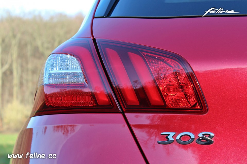 Photo feu arrière à LED Peugeot 308 II Allure Rouge Rubi - 1.6 THP 125 ch BVM6 - 3-040