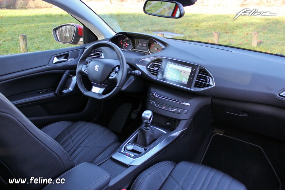 Photo intérieur Peugeot 308 II Allure Rouge Rubi - 1.6 THP 125 ch BVM6 - 3-046