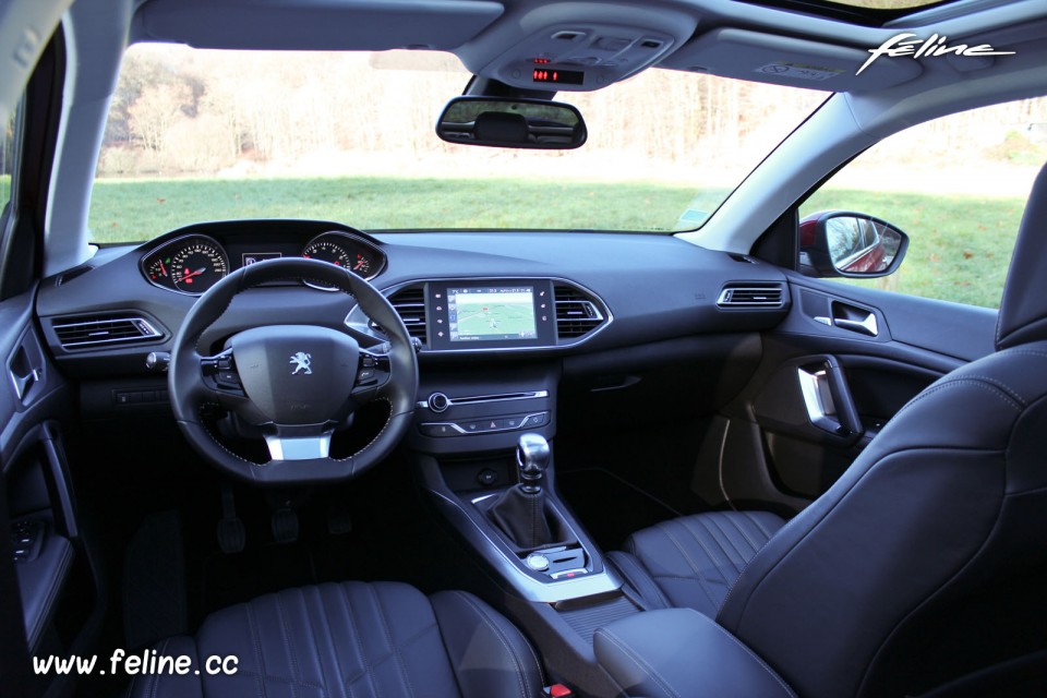 Photo intérieur iCockpit Peugeot 308 II Allure Rouge Rubi - 1.6 THP 125 ch BVM6 - 3-052