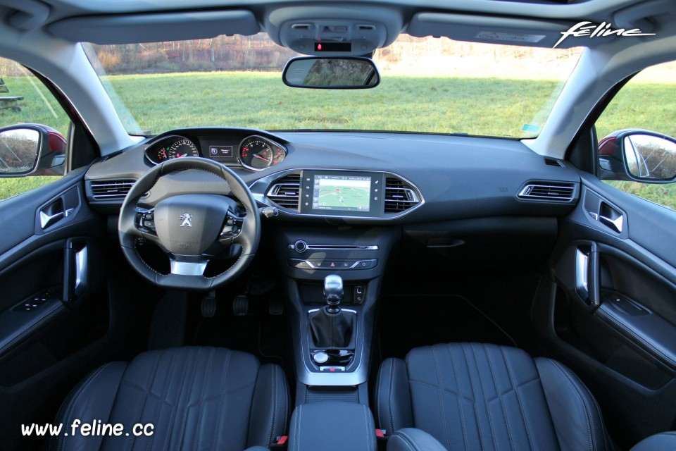 Photo intérieur i-Cockpit Peugeot 308 II Allure Rouge Rubi - 1.6 THP 125 ch BVM6 - 3-053