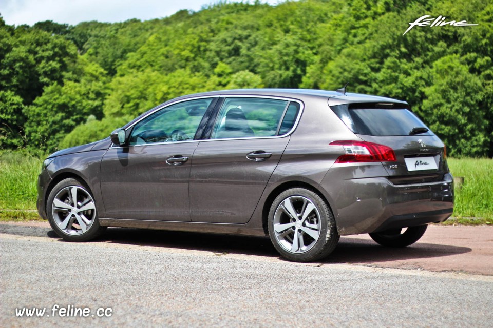 Photo Essai Peugeot 308 II Allure Gris Moka - 1.2 e-THP 130 ch B