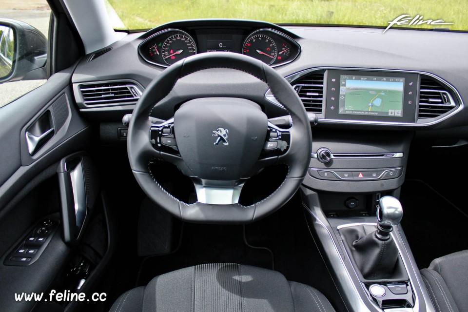 Photo intérieur i-Cockpit Peugeot 308 II Allure Gris Moka - 1.2