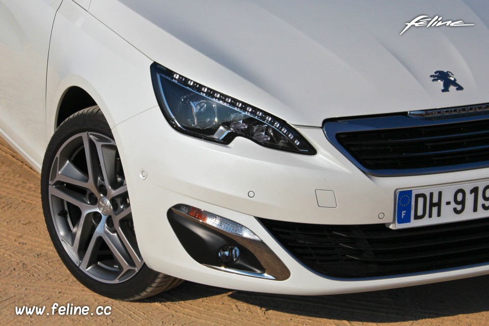 Photo détail face avant Peugeot 308 II Féline Blanc Nacré