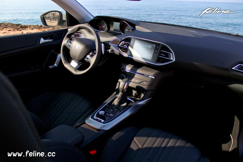 Photo intérieur cuir Peugeot 308 II Féline