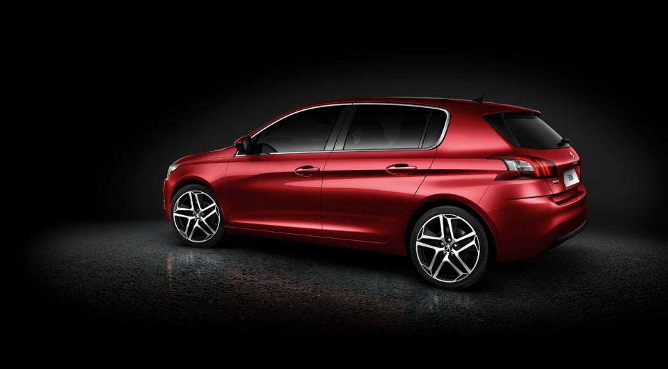 3/4 arrière Peugeot 308 II Rouge Rubi (fond noir) - 1-008