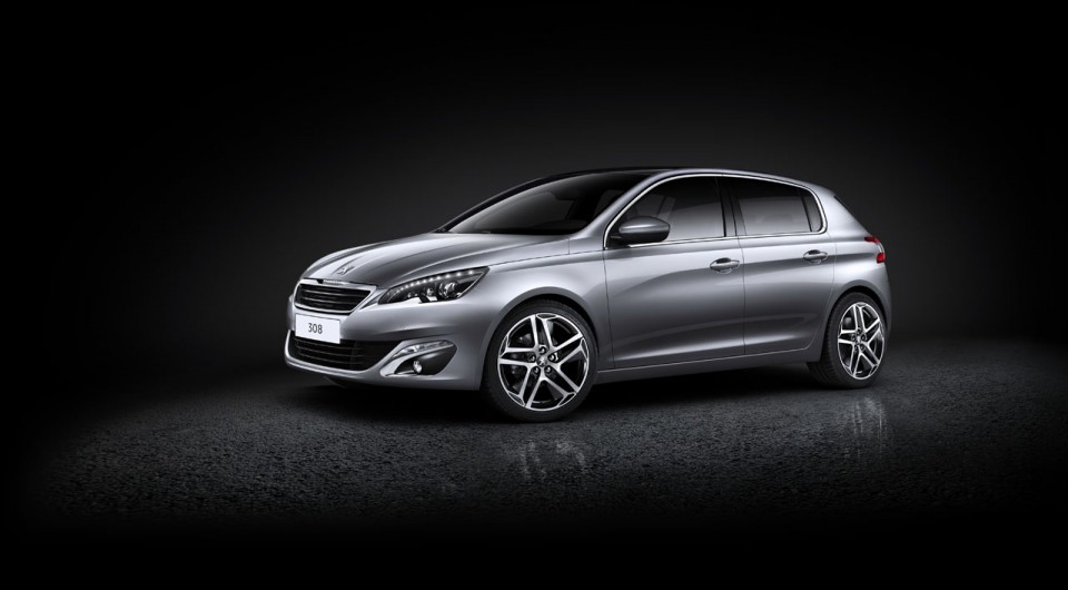 3/4 avant Peugeot 308 II Gris Aluminium (fond noir) - 1-010