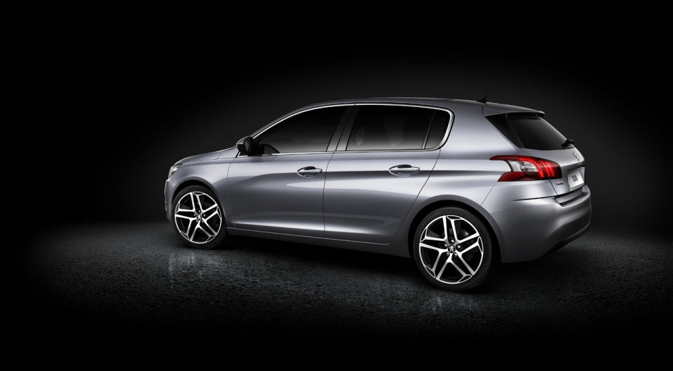 3/4 arrière Peugeot 308 II Gris Aluminium (fond noir) - 1-011