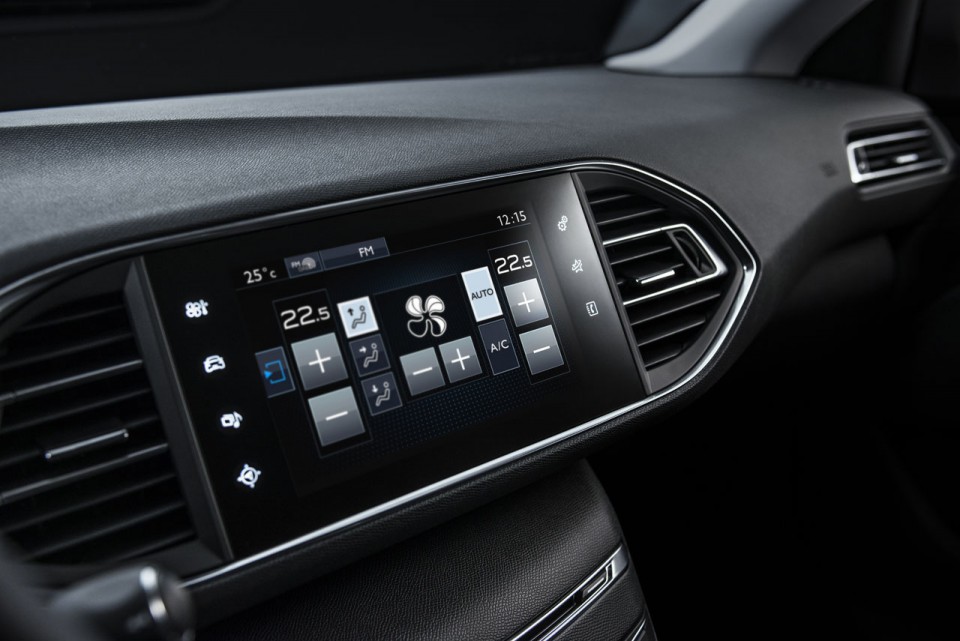 Photo climatisation écran tactile 9,7’’ SMEG+ Peugeot 308 II - 2-022