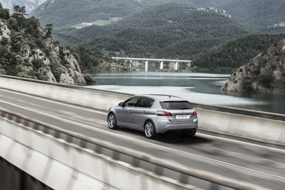 Photo 3/4 arrière dynamique Peugeot 308 II Féline Gris Artense - 2-087