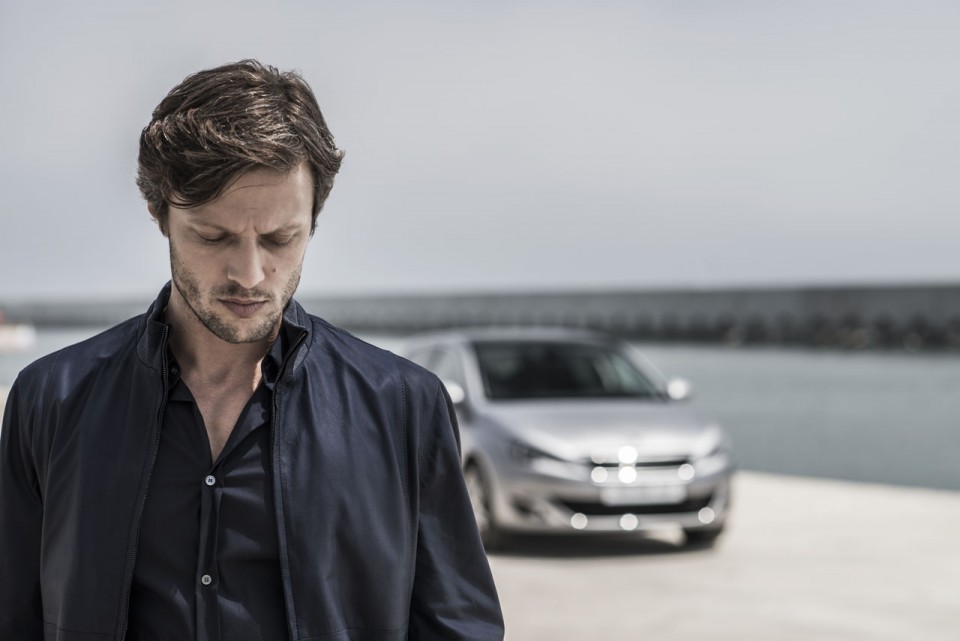 Photo lifestyle homme Peugeot 308 II - 2-116