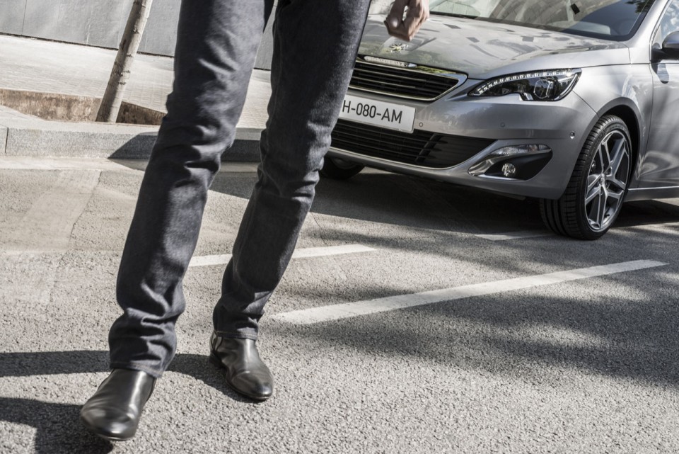 Photo lifestyle homme Peugeot 308 II - 2-120