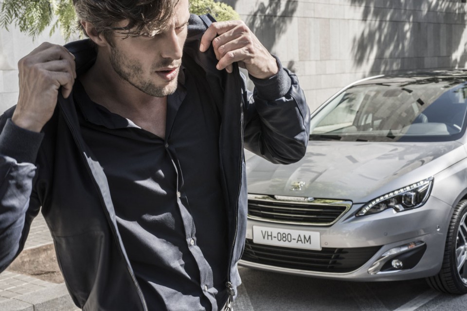 Photo lifestyle homme Peugeot 308 II - 2-121