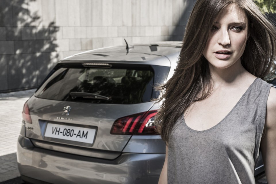 Photo lifestyle femme Peugeot 308 II - 2-127