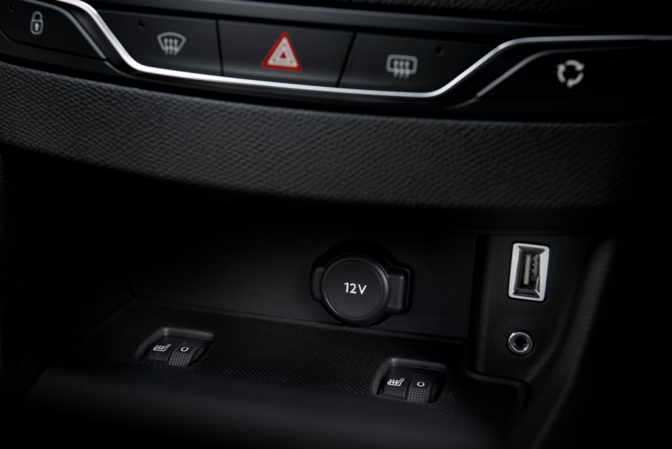 Photo prise 12V, USB, AUX, commandes sièges chauffants Peugeot 308 II -  2-161 - Photos Peugeot - Féline