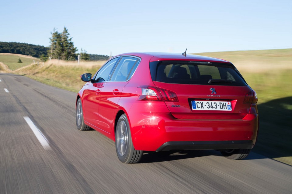 Photo 3/4 arrière Peugeot 308 II Allure Rouge Rubi