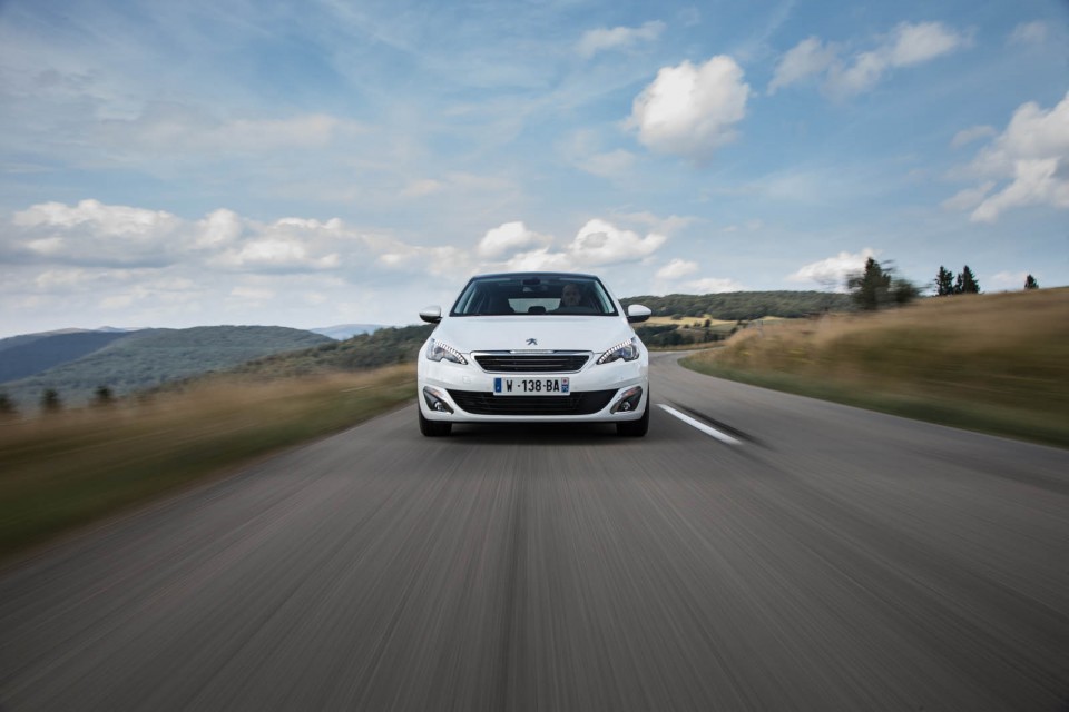 Photo face avant Peugeot 308 II Allure Blanc Nacré