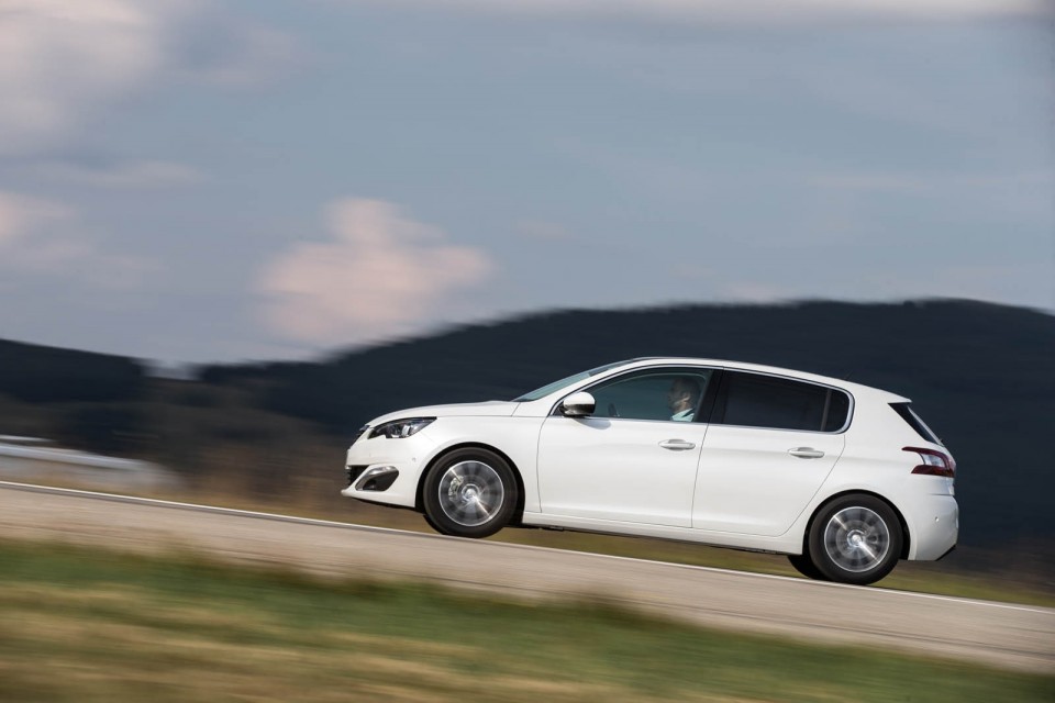 Photo dynamique Peugeot 308 II Allure Blanc Nacré