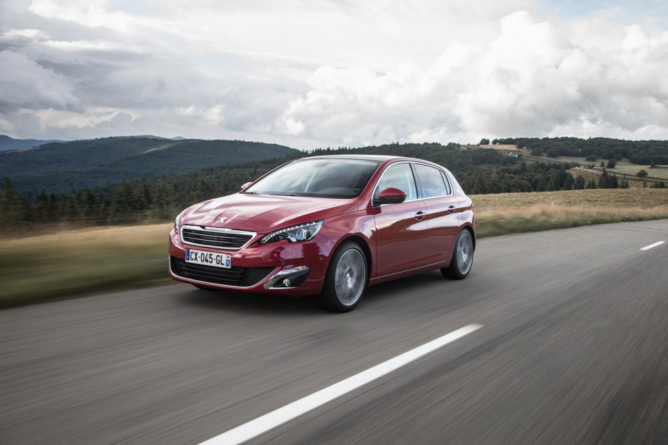 Photo 3/4 avant Peugeot 308 II Féline Rouge Rubi