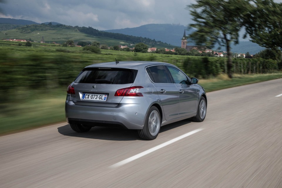 Photo 3/4 arrière Peugeot 308 II Allure Gris Artense