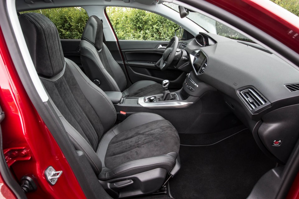 Photo intérieur mi-cuir alcantara Peugeot 308 II Féline